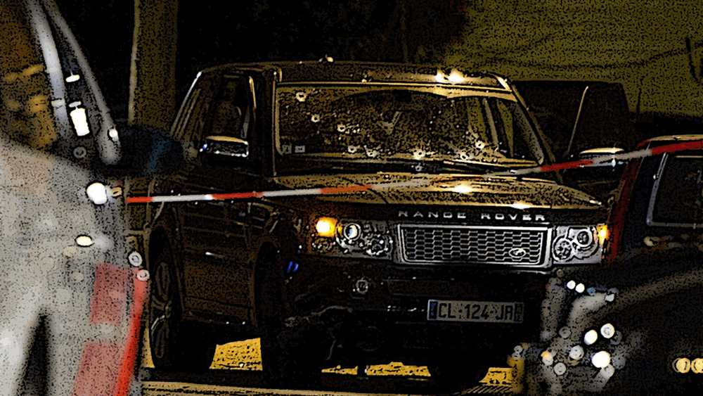 Het beeld van een met kogels doorzeefde Range Rover in de Staatsliedenbuurt is het symbool geworden van de onderwereldoorlog in Amsterdam. (ANP)